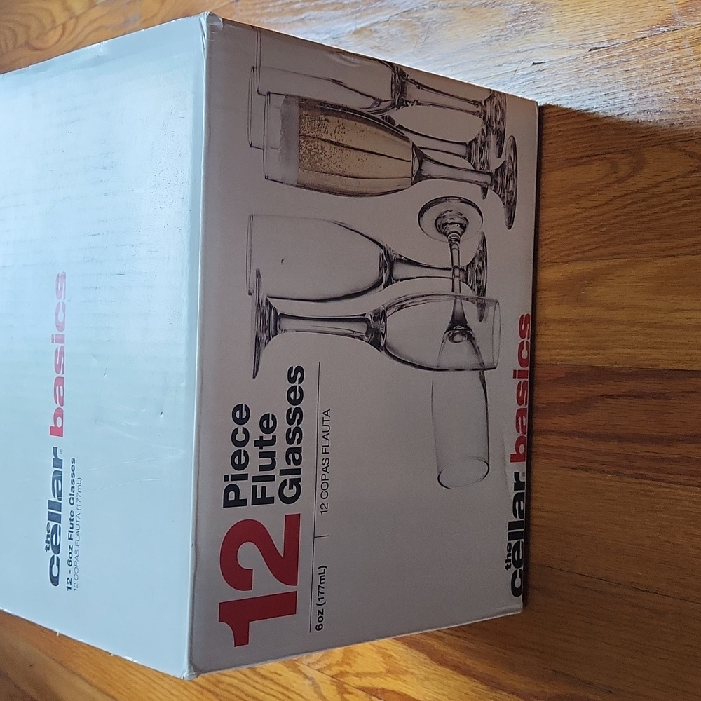 The Cellar by Macy's 6 piece flute glasses, 6 oz, never used.